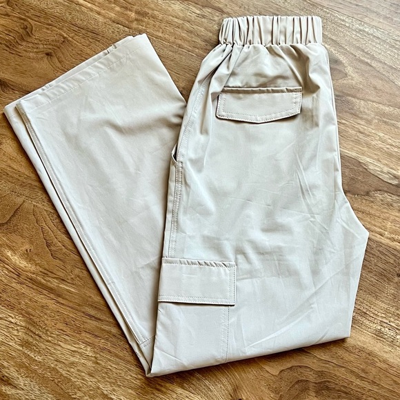 Women’s Beige Cargo Pants NWT - Picture 2 of 7